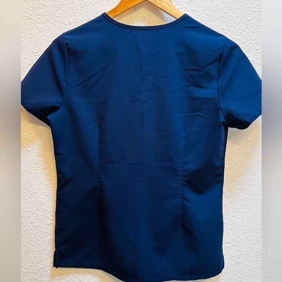 Woman’s Figs Casma Three-Pocket Scrub Top, XS, Navy - Picture 3 of 6
